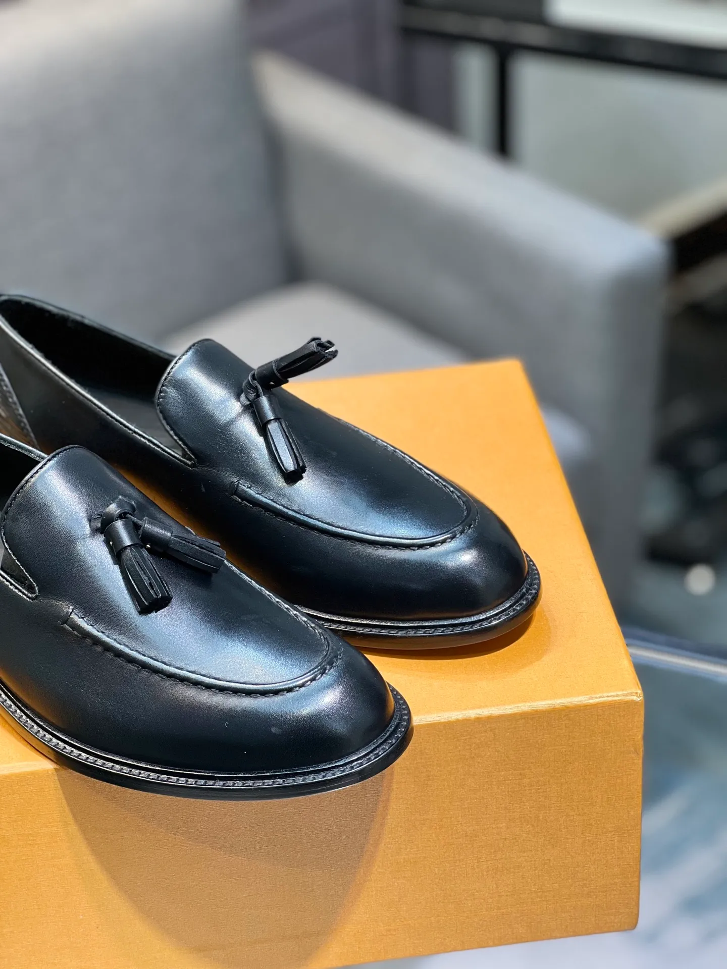 Men's shoes 💰1020 LV top luxury brand, high-quality men's business formal leather shoes, imported genuine leather soles! Customized imported leather, the first layer of open-edge beaded lacquered cowhide, the texture is incomparable, the imported cowhide lining, high-end high-end shoes, don't miss it! size:39-44 (Male 38 45 46 customized)